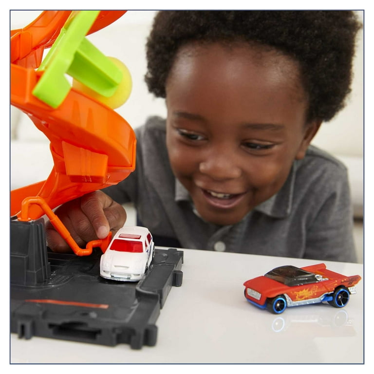 Hot Wheels City Mega Car Wash Playset with 1 Toy Color Shifters