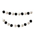 thumbnail image 1 of JUEGO DE GUIRNALDA CON POM BLANCO Y NEGRO, 1 of 1
