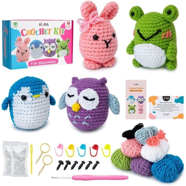 kit de ganchillo a-ura learn to tweet para principiantes, niños y adultos con caja y cuatro amigurumis (conejo rosado, rana verde, pingüino azul, búho morado). Incluye ovillos de algodón de colores, ganchillo rosa, agujas, ojos de seguridad, cierres marcador y tarjetas de instrucciones con tutoriales en video; composición frontal sobre fondo blanco, apto para clases de manualidades y aprendizaje infantil.