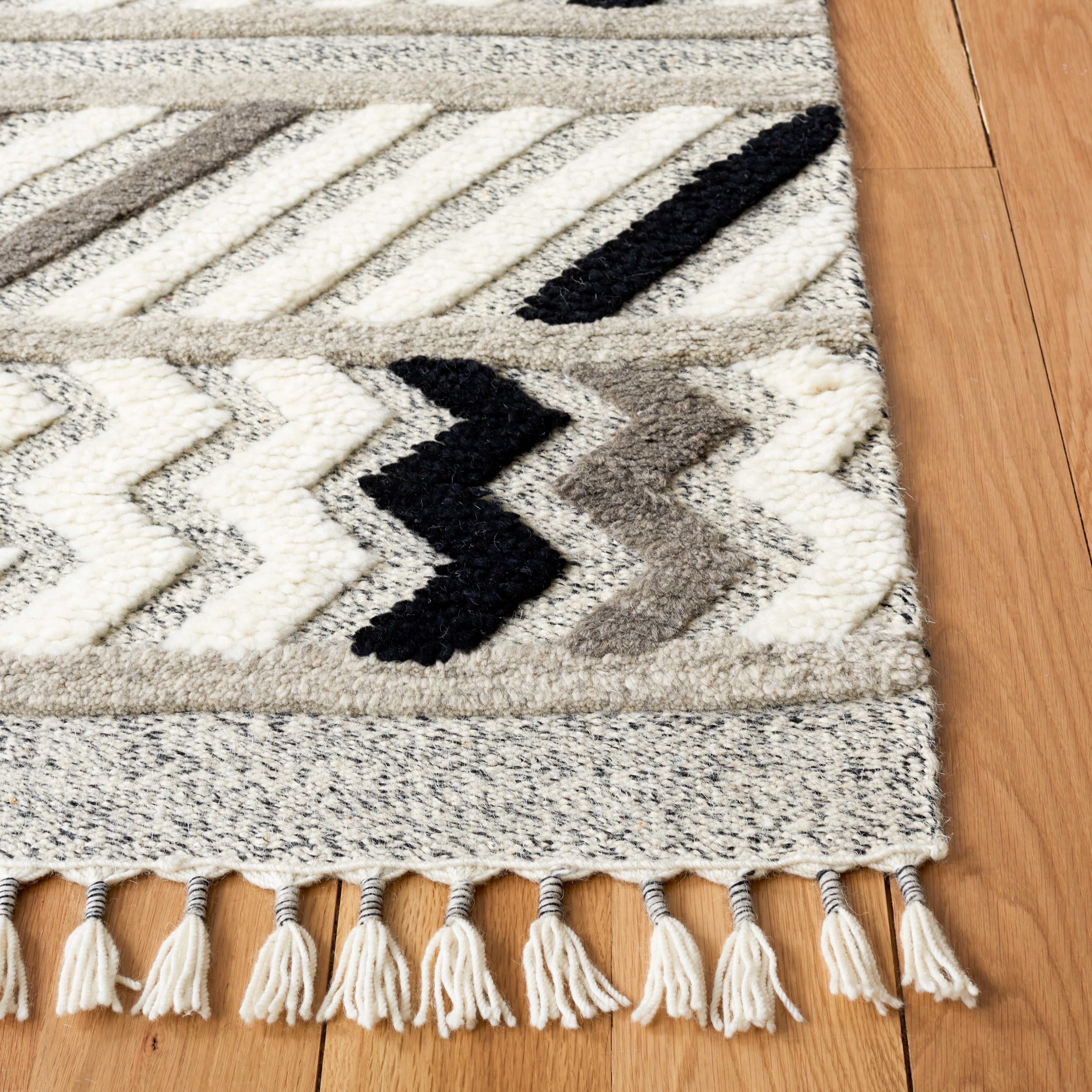 SAFAVIEH Casablanca Mckayla Geometric Wool Area Rug, Ivory/Black, 4' x 6'
