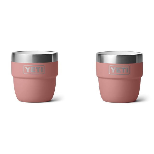 taza yeti rambler de acero inoxidable con aislamiento al vacío de 120 ml, paquete de 2. Par de vasos Rambler de 120 ml (4 oz) apilables en vista frontal; acabado rosado mate con borde superior de acero inoxidable pulido y logo YETI visible, interior con forro de cerámica DuraSip, diseño corto apto para portafiltros de espresso y almacenamiento en gabinete; también suelen usarse para shots o degustaciones pequeñas.