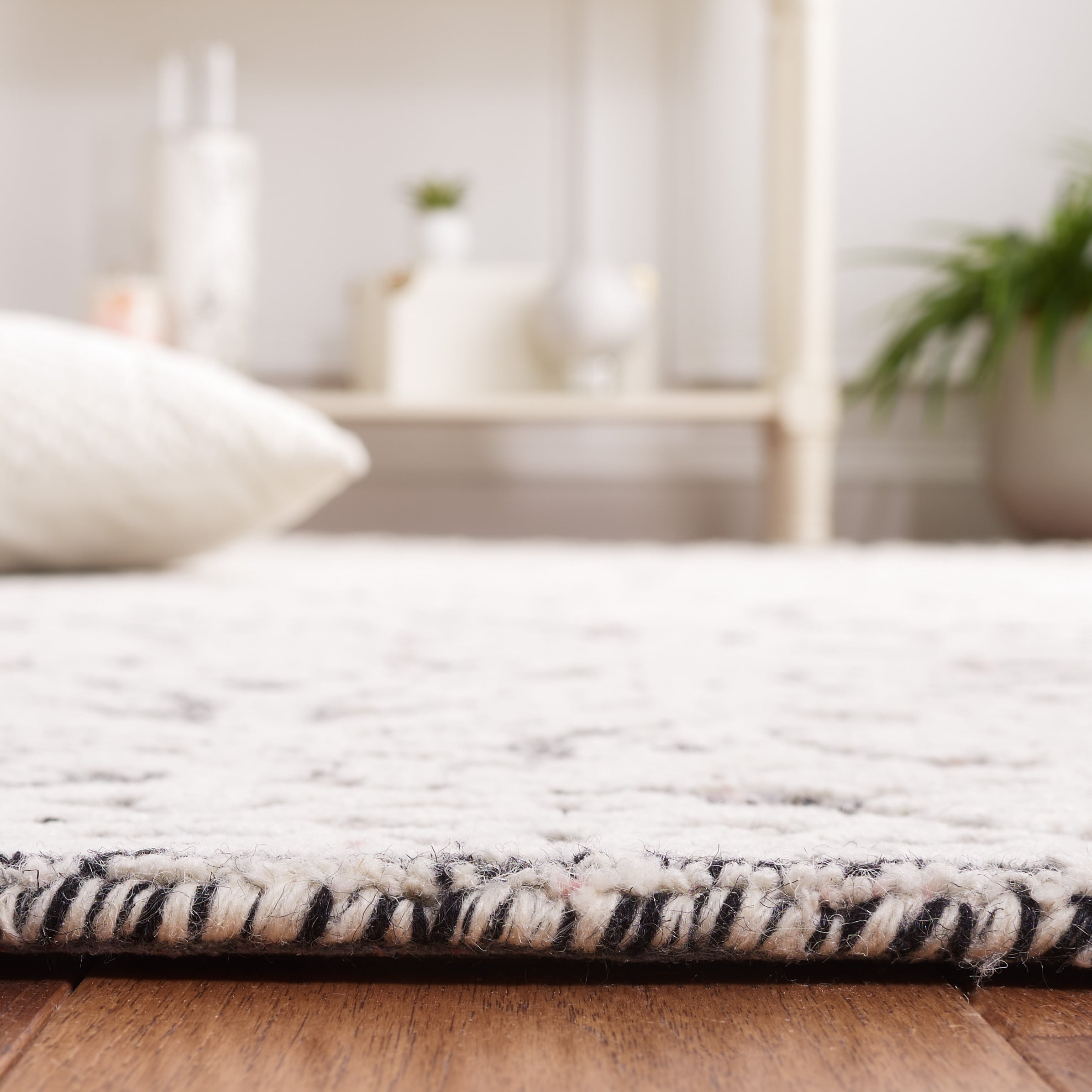 SAFAVIEH Metro Aideen Distressed Area Rug, Black/Ivory, 4' x 6'