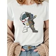 thumbnail image 1 of Camiseta de manga corta y cuello redondo con diseño de astronauta para uso casual de verano. Ideal para adultos, hombres, mujeres, adolescentes, jóvenes y deportes., 1 of 7