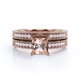 thumbnail image 4 of JeenMata Juego de Novia Estilo Eduardiano con Borde Milgrain de 1,5 ct de Morganita y Moissanita Talla Princesa Color Melocotón Rosado Pavé de 4 Puntas en Baño de Oro Rosa de 18 K sobre Plata, 4 of 6