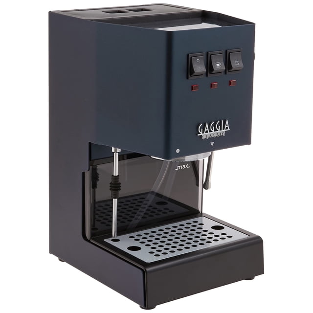 gaggia ri9380/50 classic evo pro máquina de expreso, azul clásico, pequeño — Vista frontal 3/4 de la máquina compacta con carcasa azul clásico; panel delantero con tres interruptores basculantes, tres LEDs rojos y logo Gaggia plateado. Portafiltro comercial de 58 mm con cesta, varita de vapor a la derecha, bandeja de goteo perforada y depósito de agua transparente marcado "max"; adecuada para extraer espressos y texturar leche, a menudo usada para practicar latte art en casa.