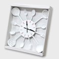 thumbnail image 2 of Reloj de cocina con efecto espejo (blanco) con cuchara, tenedor y adhesivo 3D extraíble para decoración del hogar, 2 of 3