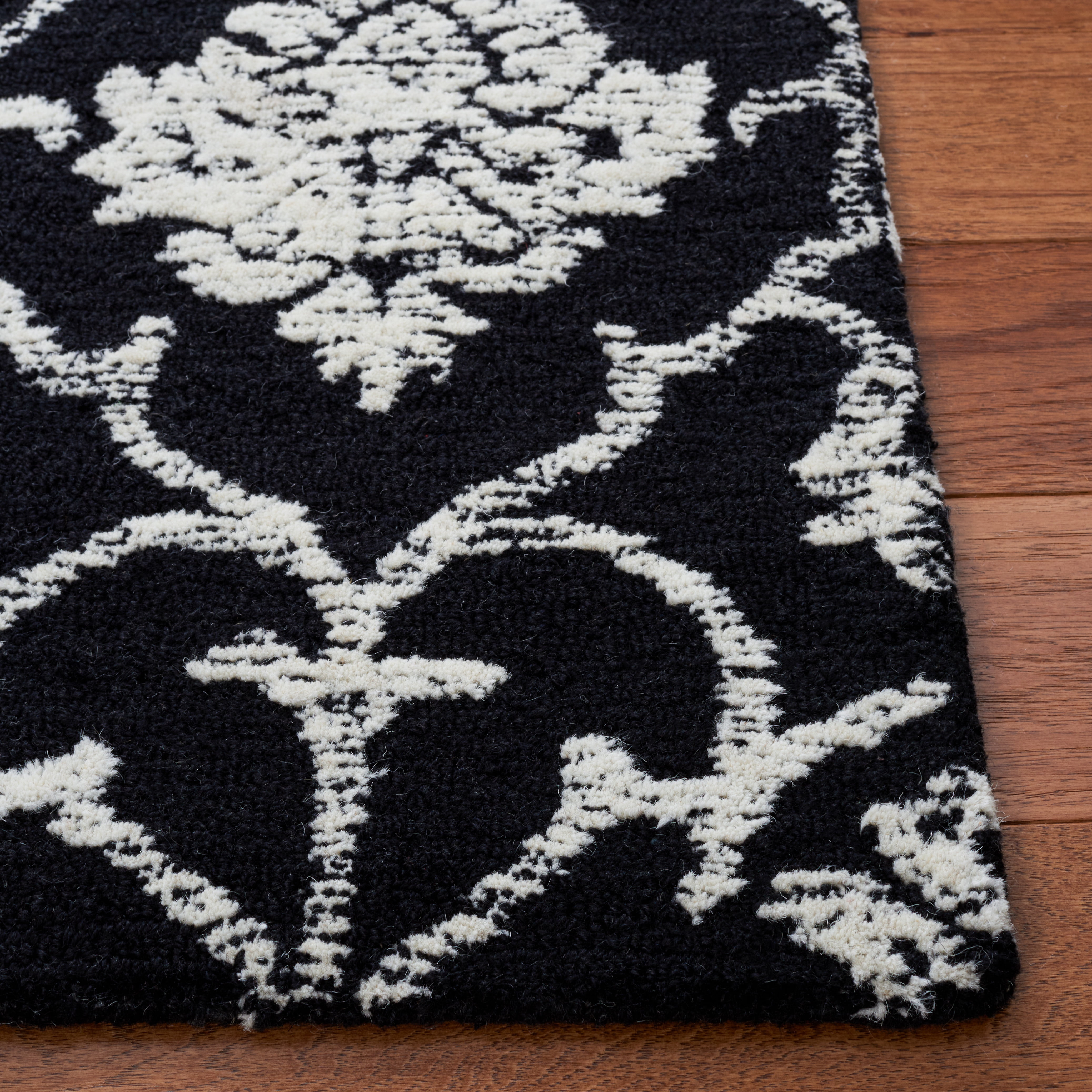 SAFAVIEH Metro Sutton Medallion Area Rug, Black/Ivory, 4' x 6'