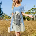 thumbnail image 4 of Mujer de moda con labios rojos, elegante sombrero y vestido color café de manga corta, vestidos de fiesta, vestidos de mujer, 4 of 7