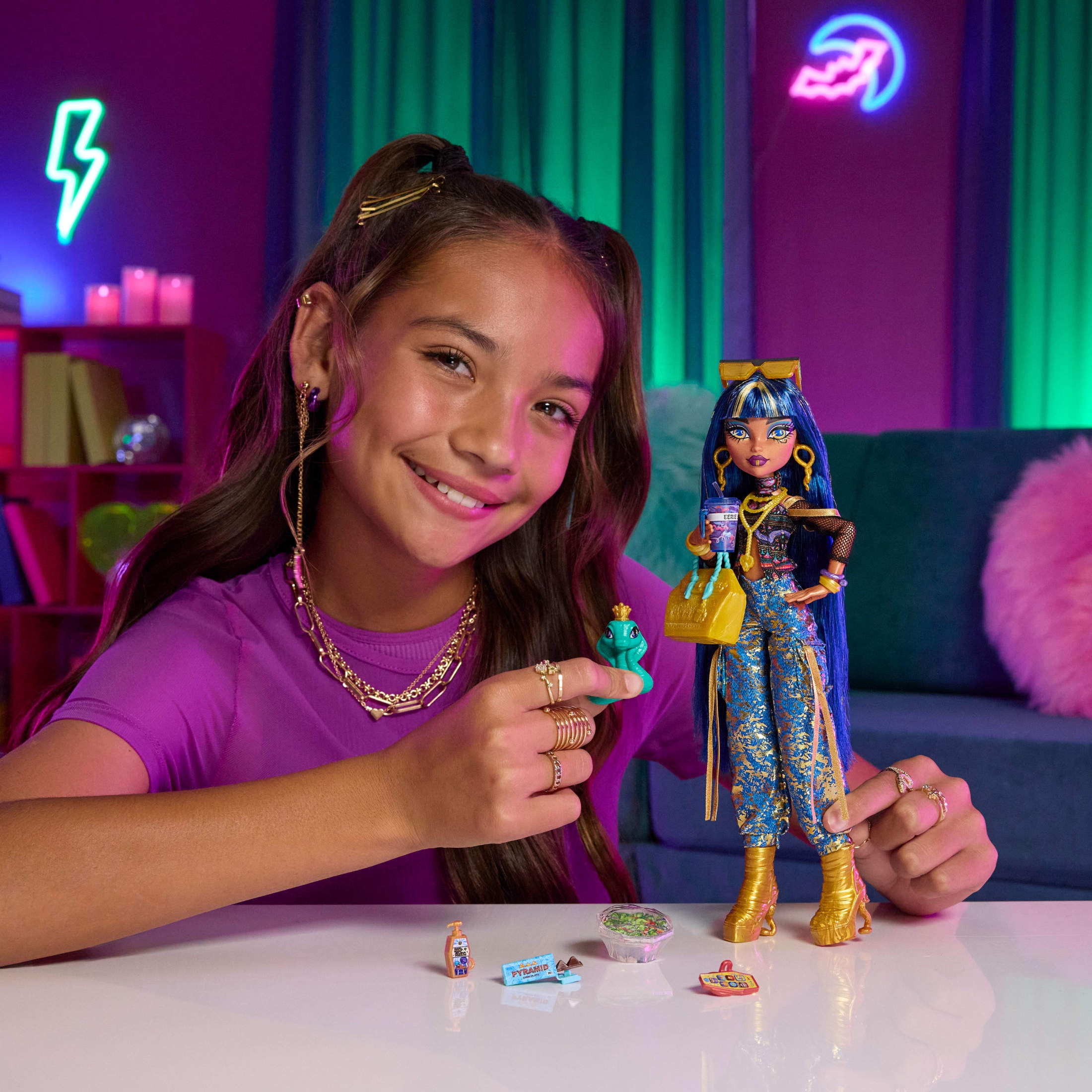 Monster High Cleo De Nile Fashion Doll in Cargo Pants with Pet Hissette and 7 Accessories