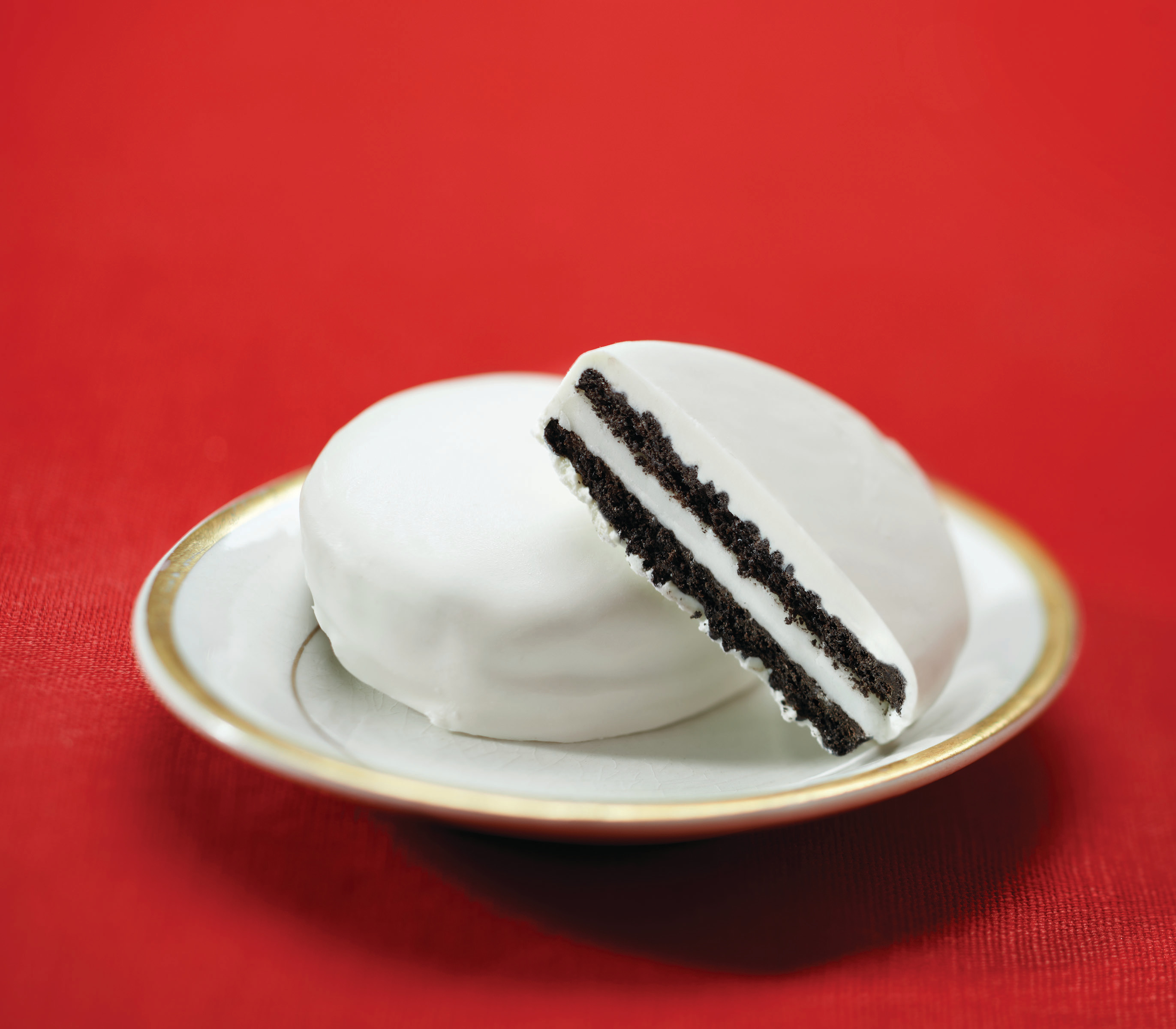 Oreo Fudge Covered & White Fudge Covered Sandwich Holiday Cookies, 1.03 Lb Holiday Tin (24 Cookies) - image 5 of 9