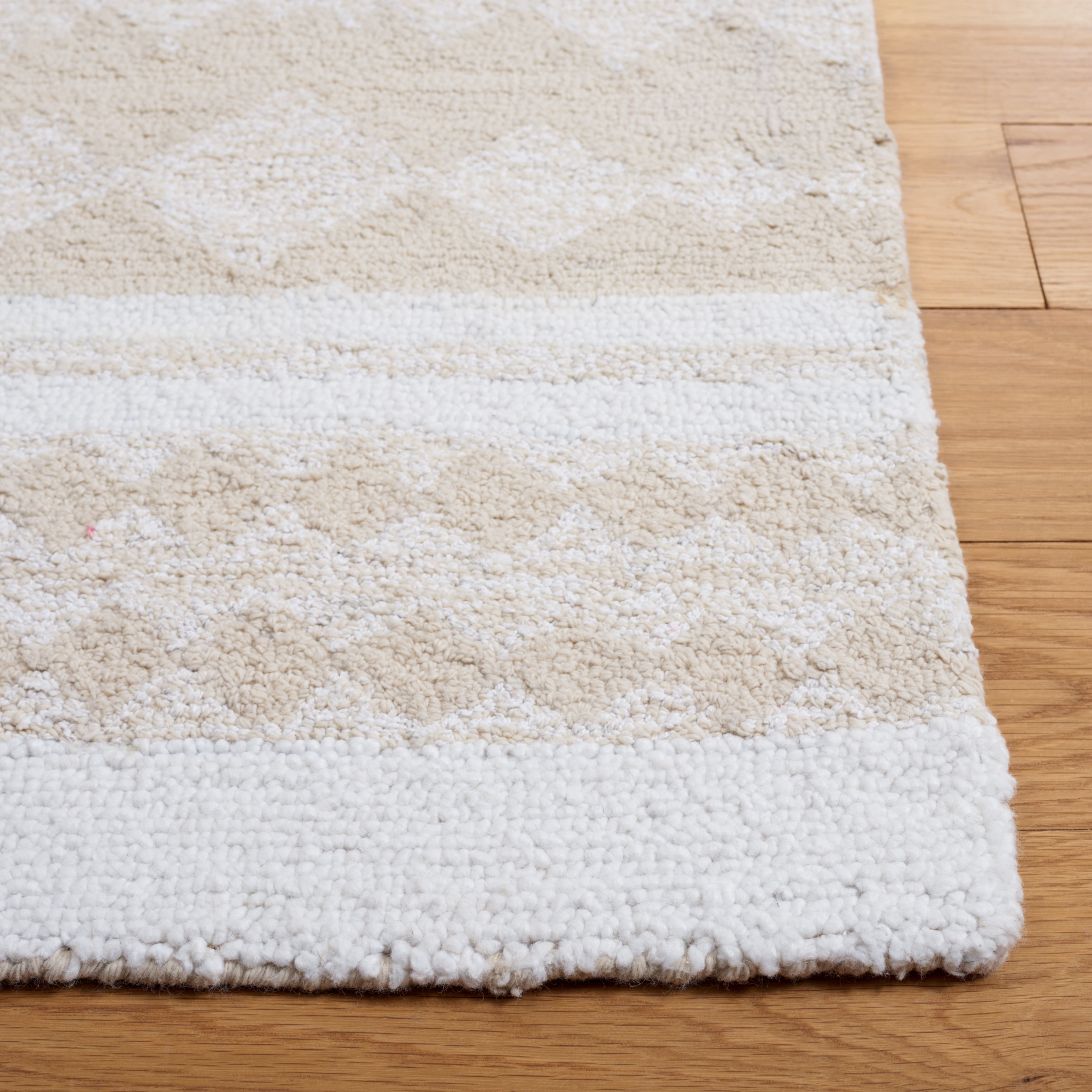 SAFAVIEH Capri Becky Distressed Area Rug, Ivory/Beige, 5' x 8'