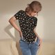 thumbnail image 3 of Balery Flower Pattern On Black Body de cuello redondo de manga corta para mujer Tops de manga corta Tops básicos-Medium, 3 of 7