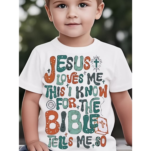 Camiseta cristiana gráfica para niño: "Jesús me ama", manga corta, letras coloridas y símbolos religiosos. 100 % algodón, cuello redondo, informal, ideal para jugar al aire libre en primavera, veran