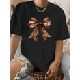 thumbnail image 1 of Camiseta de mujer con estampado de leopardo y lazo de inspiración vintage - Cuello redondo, manga corta, algodón, lavable a máquina - Negra con detalles en marrón y beige - Camisetas informales, 1 of 6