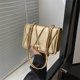 thumbnail image 3 of Bolso cuadrado pequeño con cadena bordada, nuevo estilo 2025, moderno y sencillo bolso de mensajero, bolso de hombro de tendencia retro de color sólido., 3 of 5