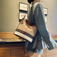 thumbnail image 4 of Bolso de mano de diseñador de marca de lujo 2024, nuevo bolso para mujer, bolso cruzado informal de alta capacidad, tendencia de moda femenina, bolso de mano de cuero genuino, 4 of 5