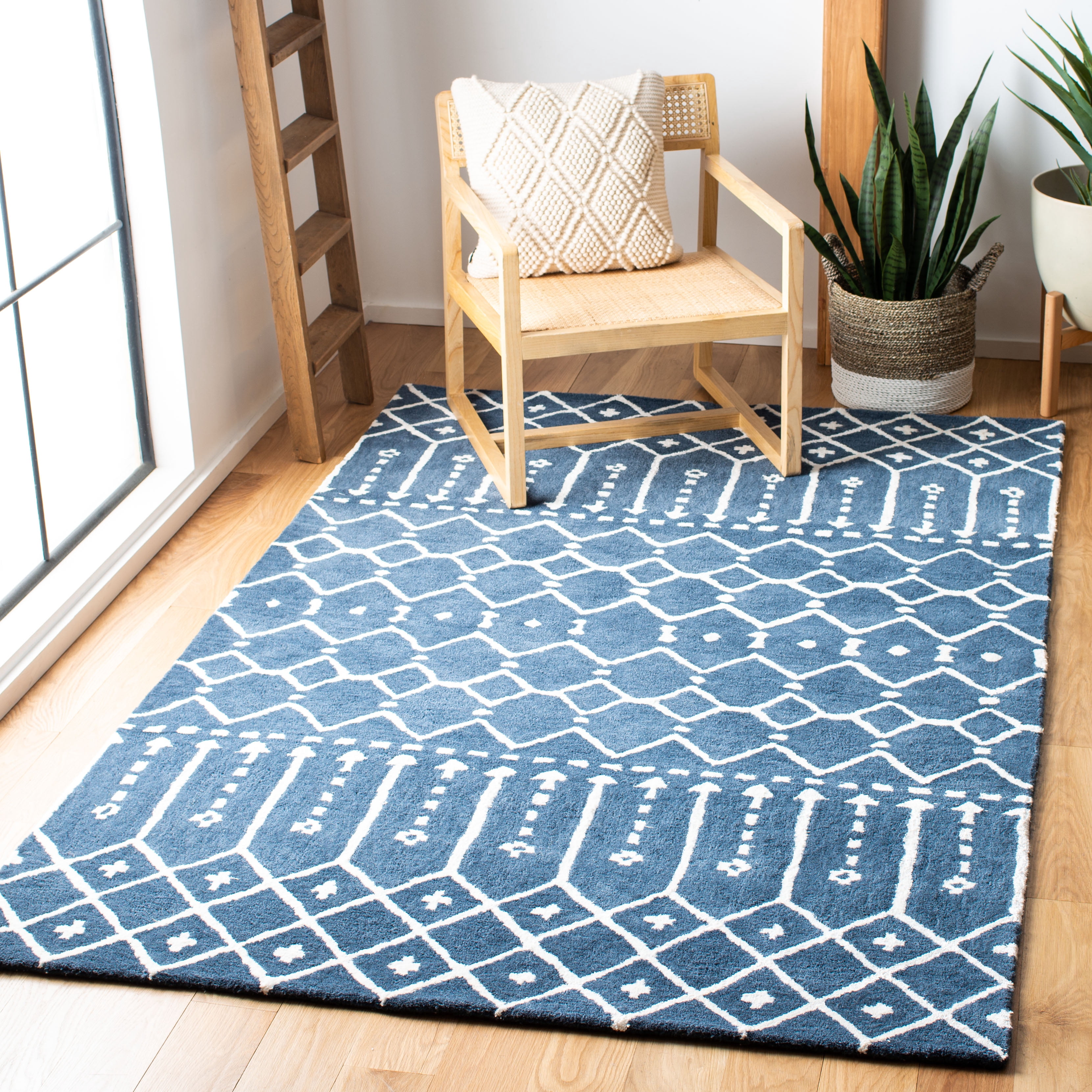 SAFAVIEH Himalaya Darin Geometric Wool Area Rug, Navy/Ivory, 6' x 9'