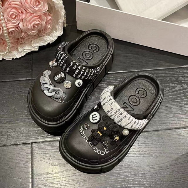 Sandalias con dijes a la moda para mujer, zapatos de zueco para exteriores, zapatillas de suela gruesa, sandalias de verano de alta calidad para niñas, 2023 qym unisex