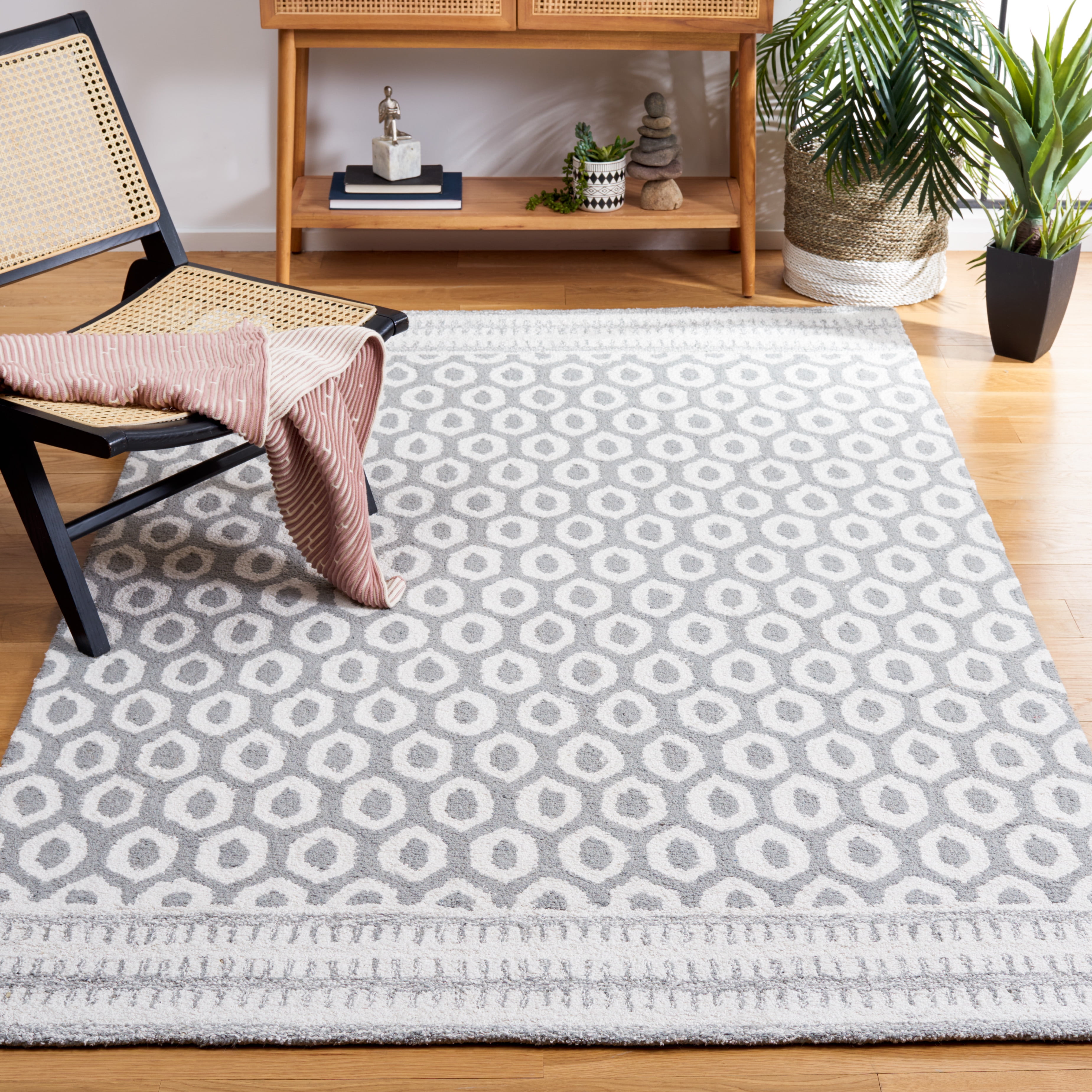 SAFAVIEH Capri Alfreda Geometric Area Rug, Ivory/Grey, 4' x 6'