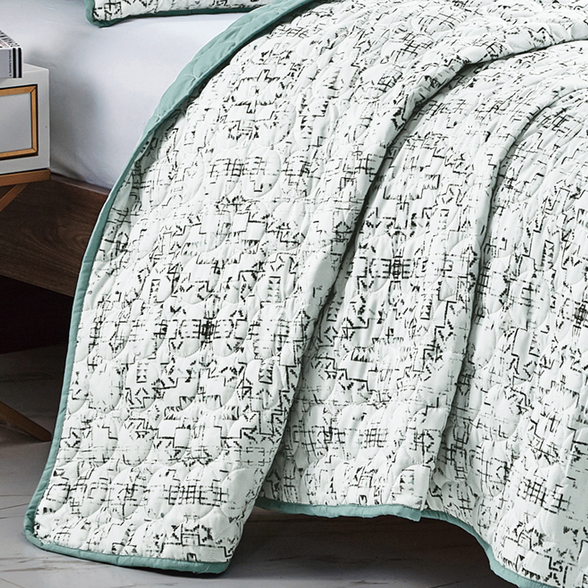 Evjk 3-Piece Decorative Lightweight Bedspread Set – Durable, Microfiber with Decorative Print, King