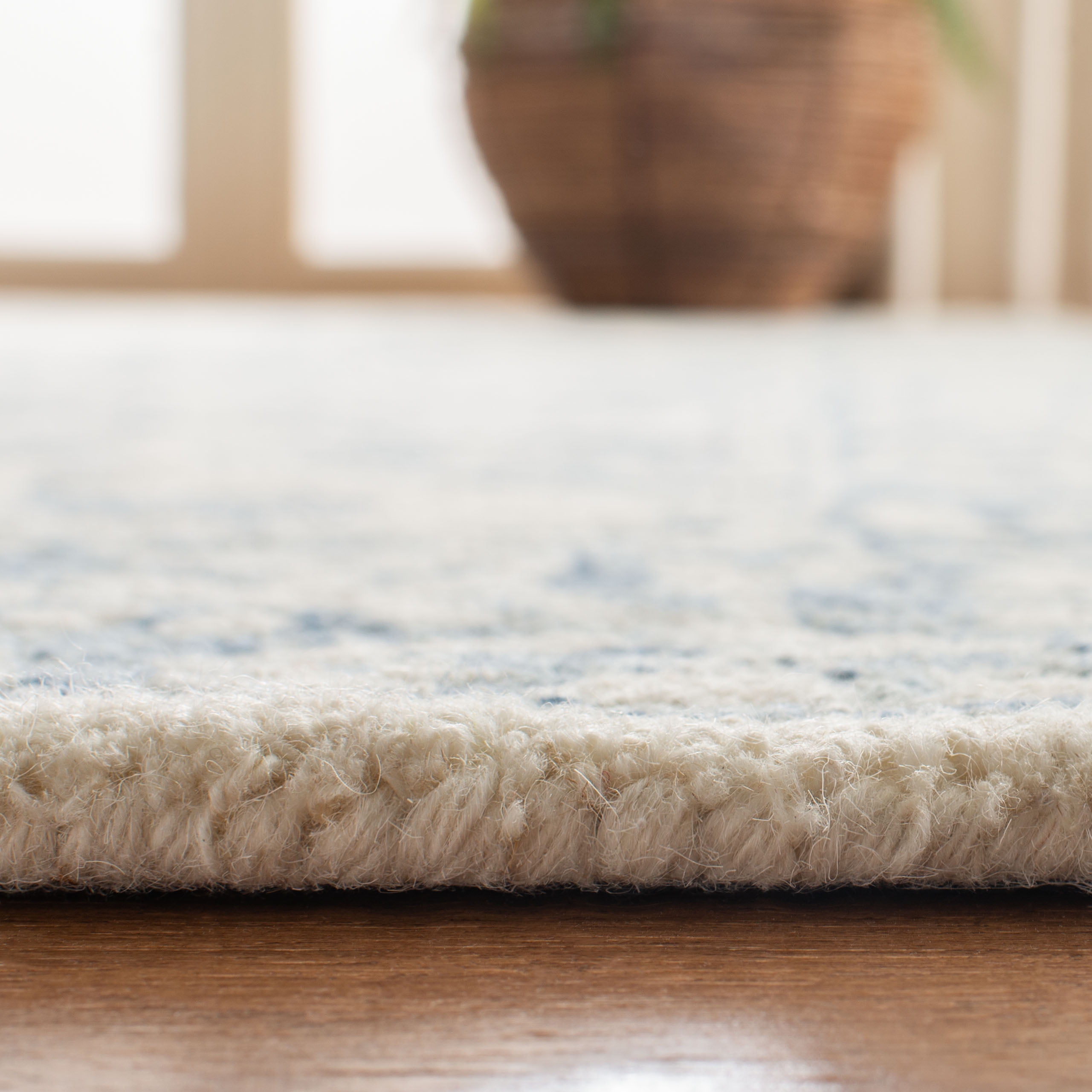 SAFAVIEH Blossom Munya Oriental Area Rug, Ivory/Blue, 4' x 6'