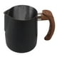 thumbnail image 4 of Taza para espumar leche con escala interior, jarra humeante de café con boquilla sin goteo de acero inoxidable 304 con mango, negro mate, 1000ml, 4 of 10