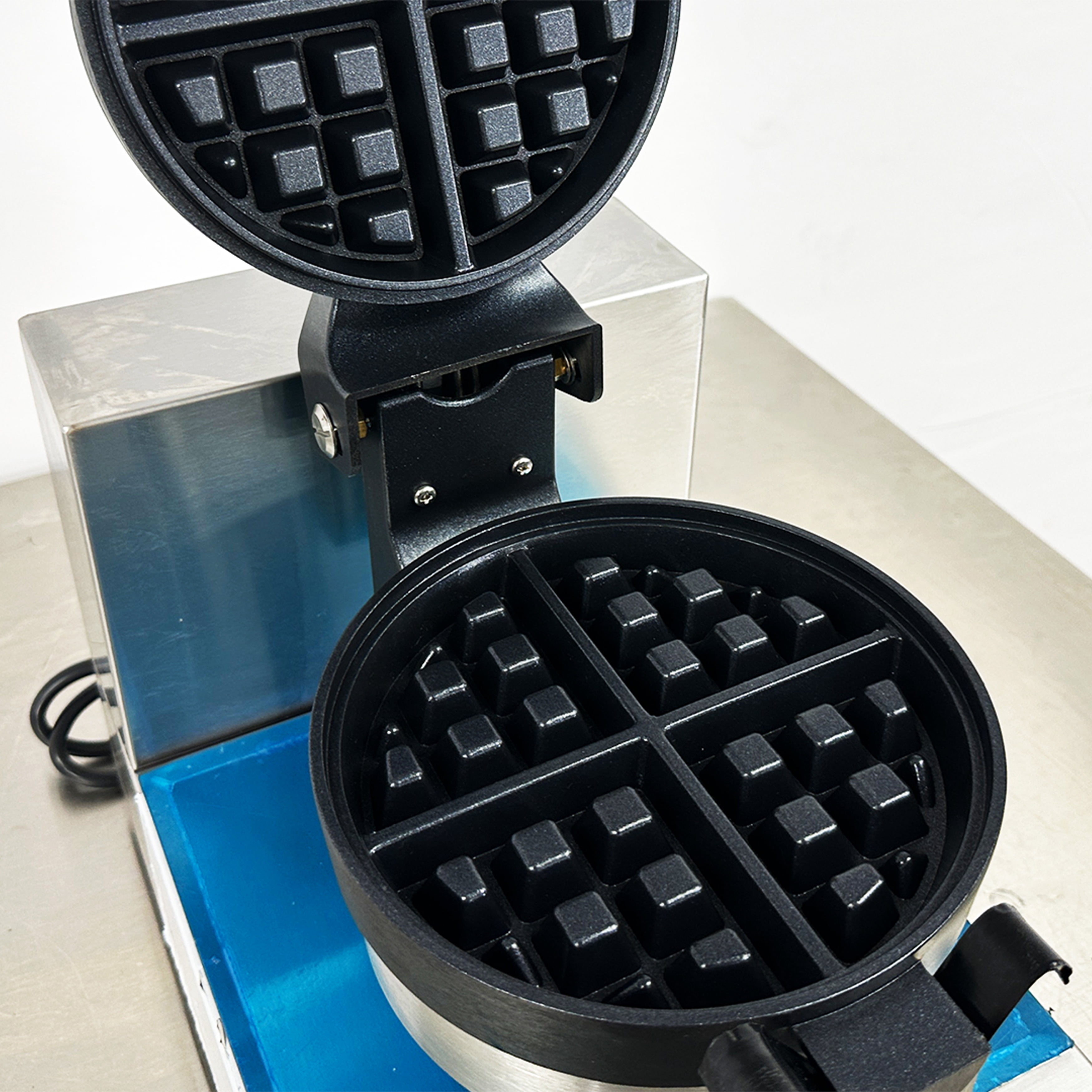 NSF Electric 1100W Waffle Maker with Cast Aluminum Grids, Commercial Waffle Maker Round Waffle Iron, 120V