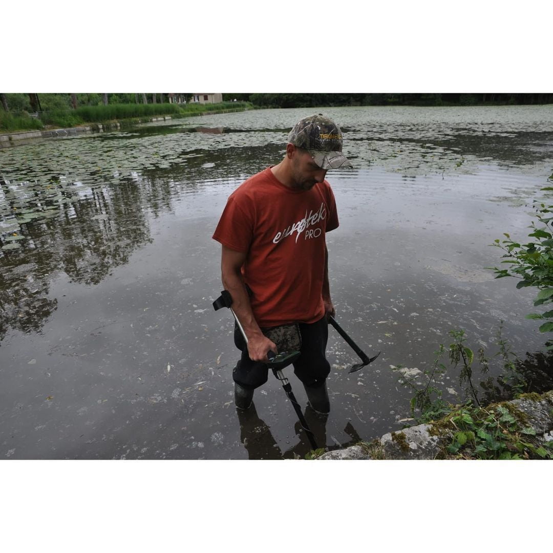 Teknetics Euro-Tek Pro Metal Detector with Tek-Point Pinpointer, 11-Inch DD Searchcoil, and Cover (Red)