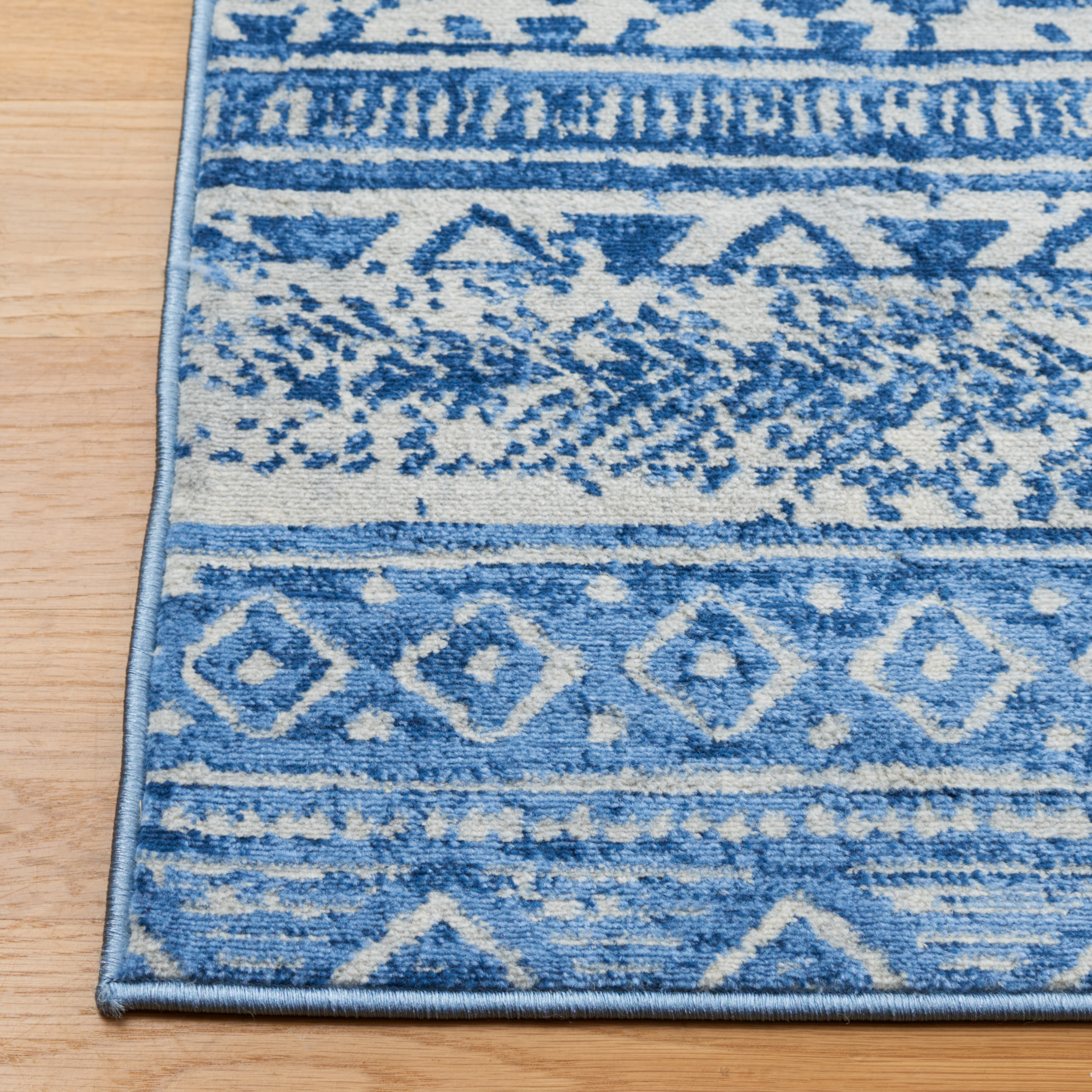 SAFAVIEH Brentwood Rubye Distressed Area Rug, Blue/Ivory, 8' x 10'