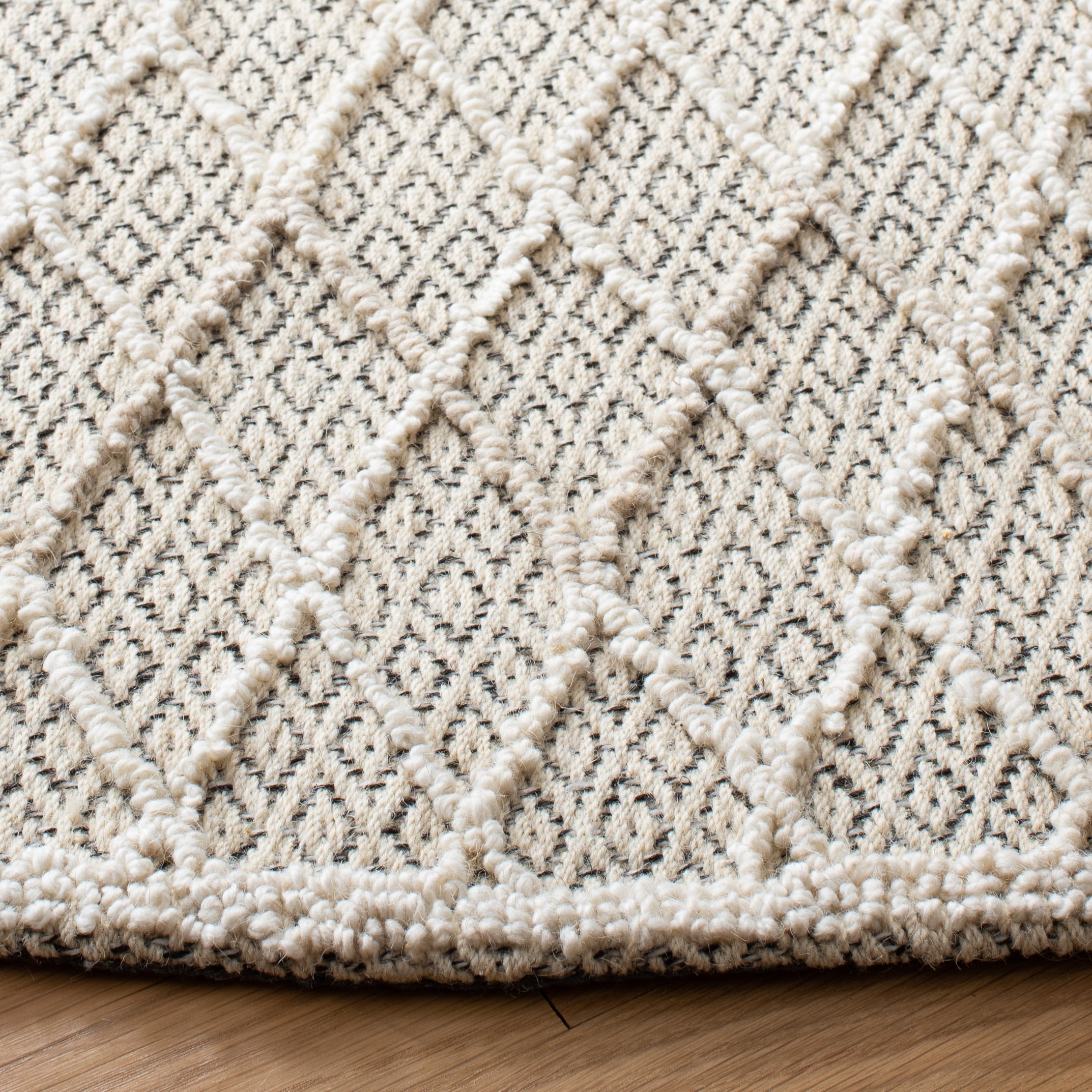 SAFAVIEH Trace Giselle Geometric Area Rug, Ivory/Black, 6' x 6' Round
