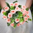 thumbnail image 4 of Decoración del hogar Flores artificiales Flores falsas Ramo de simulación Rosas Yasi Hogar Sala de estar Flores decorativas Boda Arreglos de jardinería Flores de simulación Ramo de simulación de rosas, 4 of 6