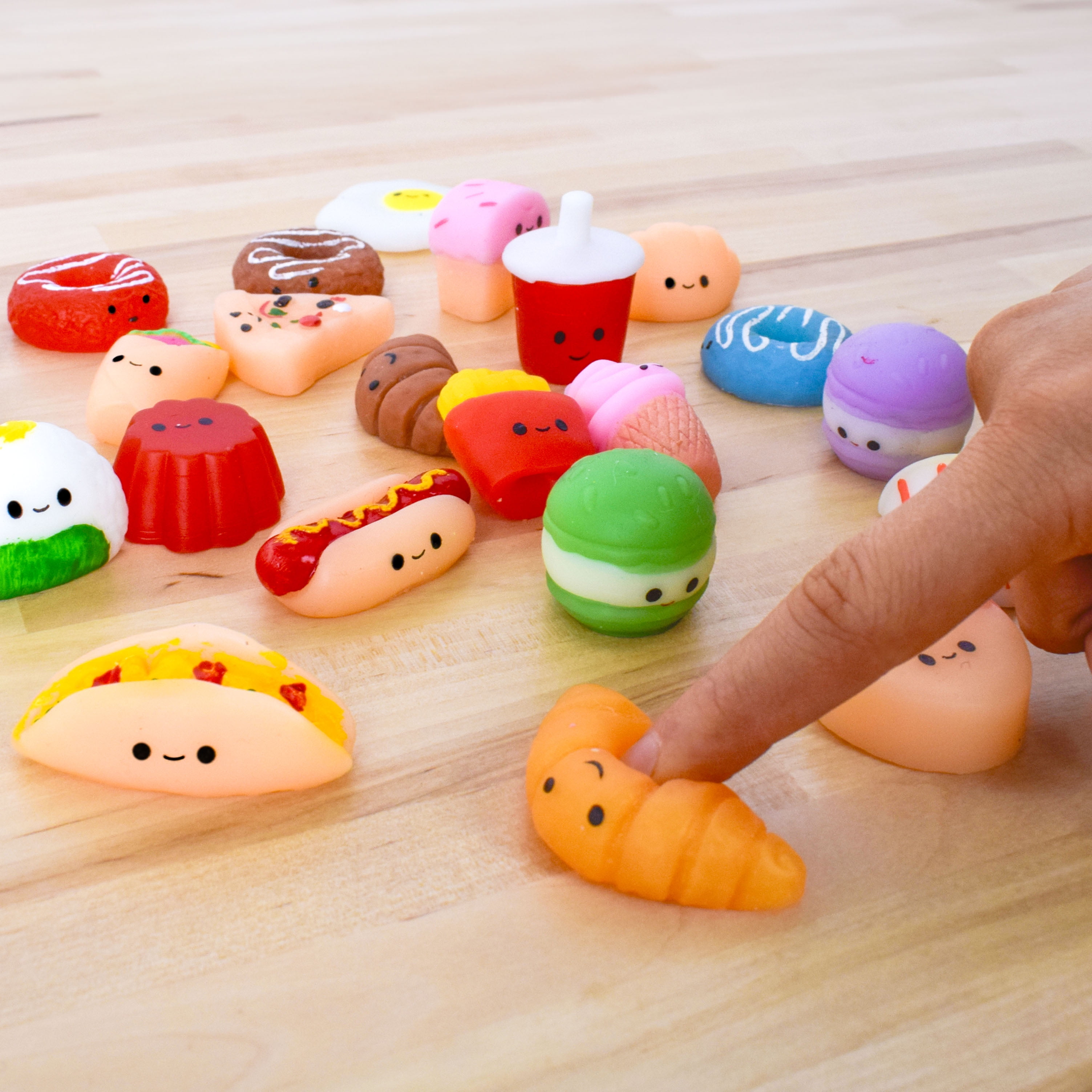 Giggle Zone Mini Food Mochi Squishies, 24 Piece Fidget Toys with Storage Container, Children Ages 3+(图4)