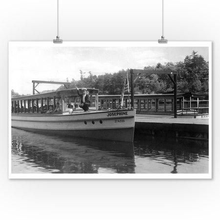 Boat Docks Wall Art Wisconsin Dells, Wisconsin - View of Boat at Lower Dells Dock (9x12 Art Print, Wall Decor Travel Poster) ()