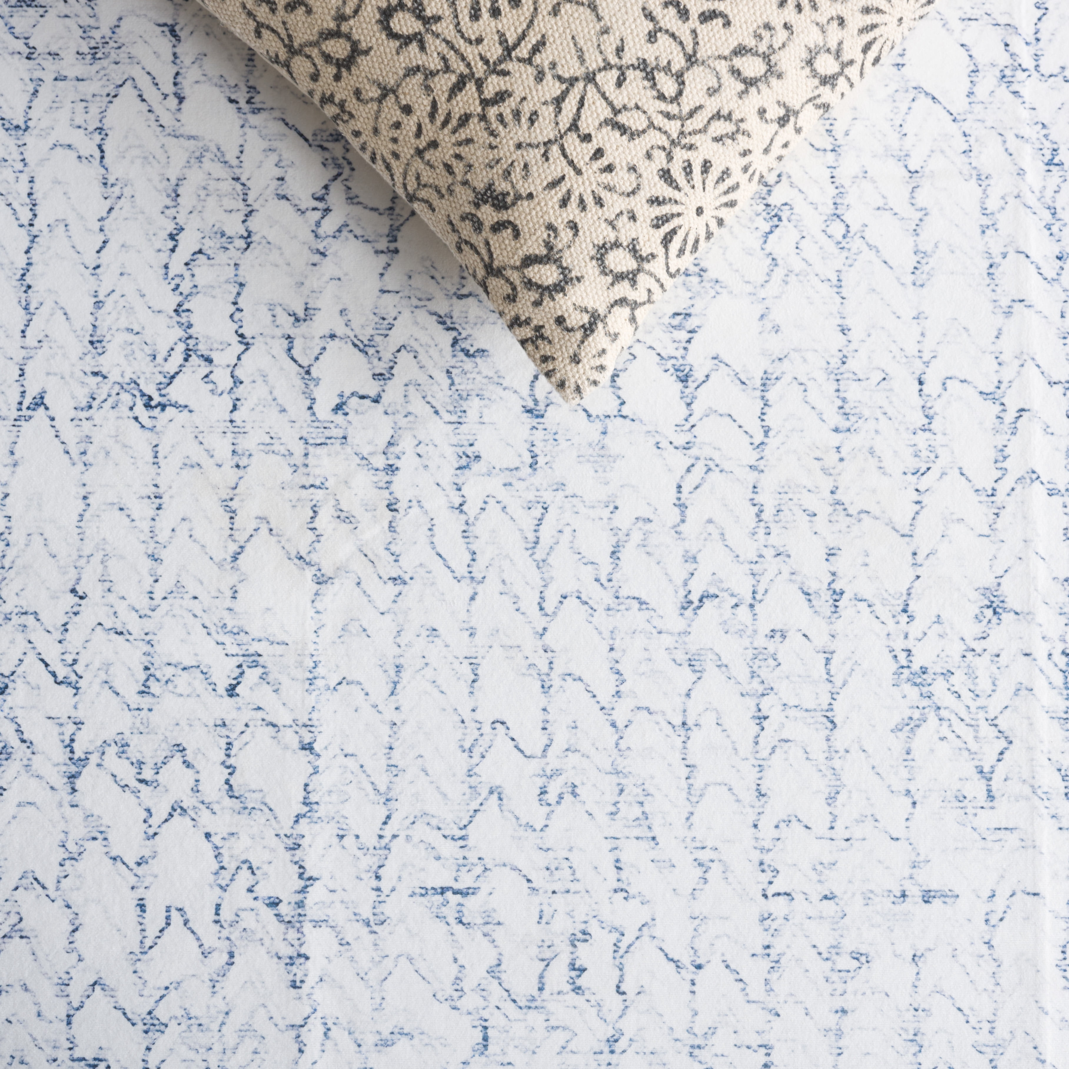 SAFAVIEH Malibu Lorraine Distressed Polyester Machine Washable Runner Rug, Grey/Blue, 2'6" x 8'