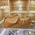 thumbnail image 4 of Bolso de mano de piel de vaca con cierre de metal para mujer, de marca de diseño de lujo, nuevo, versátil, ligero, de lujo, bolso de hombro de nicho para mujer, 4 of 5