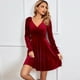 thumbnail image 5 of Vestido corto estilo patinador con escote en V, manga larga y corte en A de terciopelo para mujer, 5 of 6