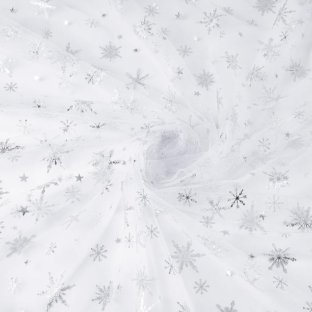 4 yardas de tul con copos de nieve - 59,1 pulgadas de ancho. Tela transparente de organza blanca con copos de nieve y detalles plateados brillantes, ideal para decoración de fiestas y Navidad.