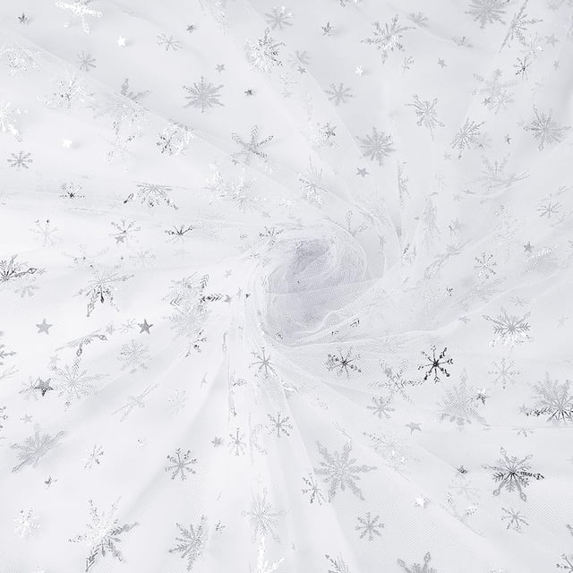 4 yardas de tul con copos de nieve - 59,1 pulgadas de ancho, organza blanca transparente con copos de nieve plateados y pequeñas estrellas punteadas; vista frontal con pliegues que muestran la textura fina de nylon y el patrón repetido, ideal para decoración navideña, envoltura de regalos y proyectos de manualidades.