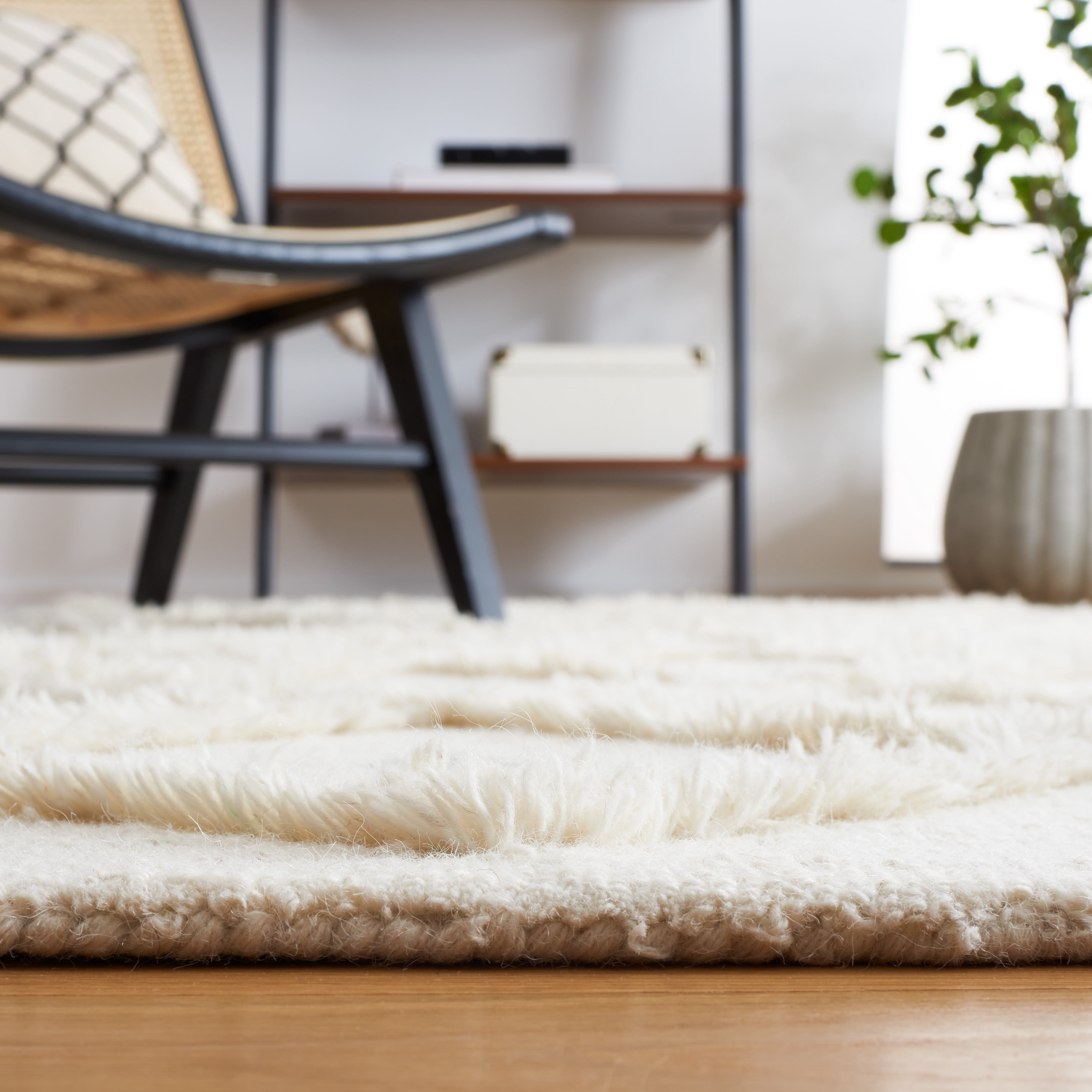 SAFAVIEH Casablanca Daisy Diamond Area Rug, Ivory/Black, 6' x 6' Square