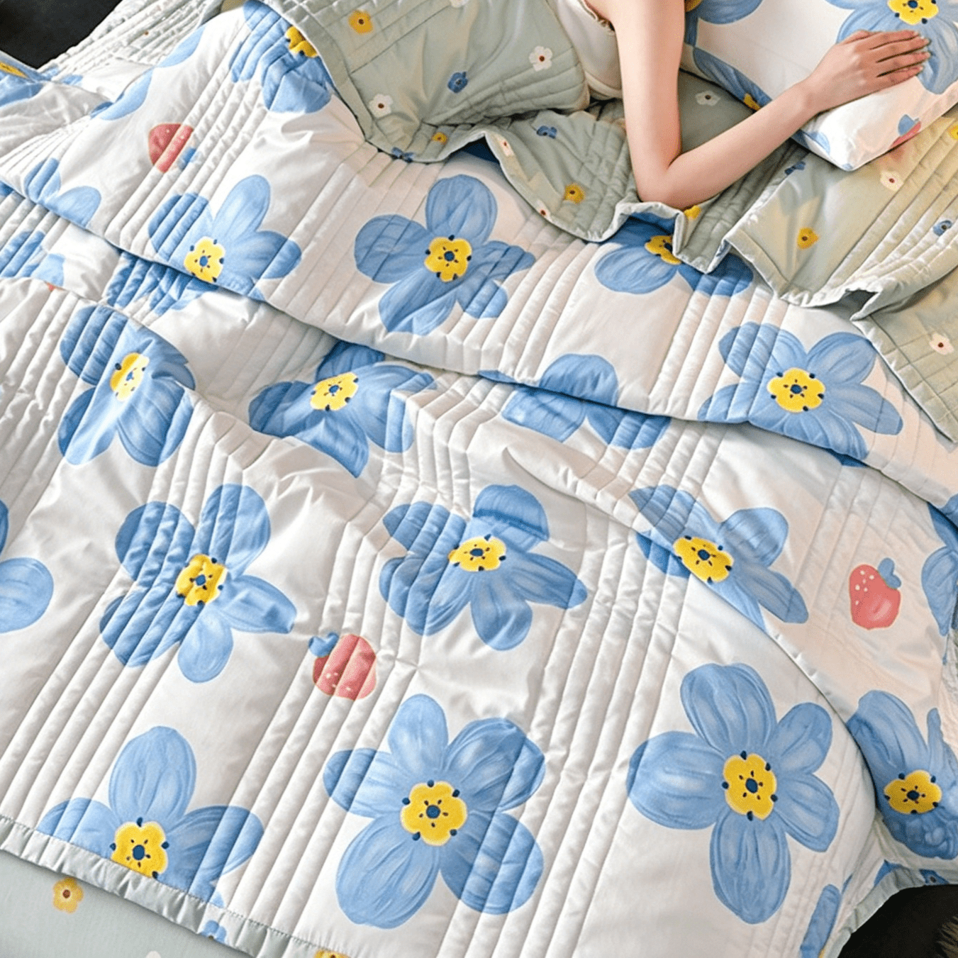 Oaskys Cartoon Flower Pattern Thin Quilt – Breathable Lightweight quilt with Cute Floral Design, Double-sided blanket for Girls, Toddlers & Teen