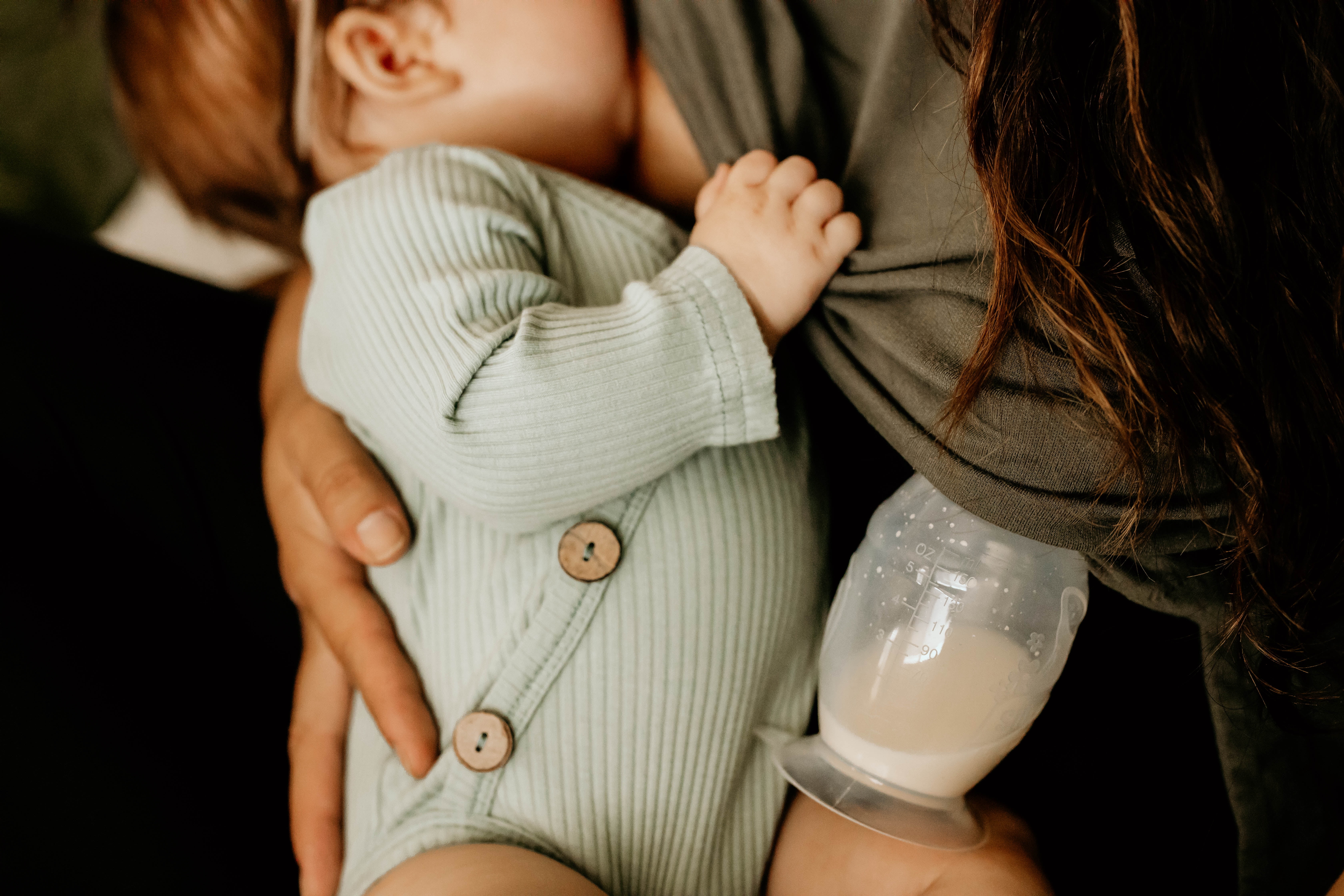 haakaa Manual Breast Pump with Suction Base and Upgrade Silicone Lid(5oz/150ml)