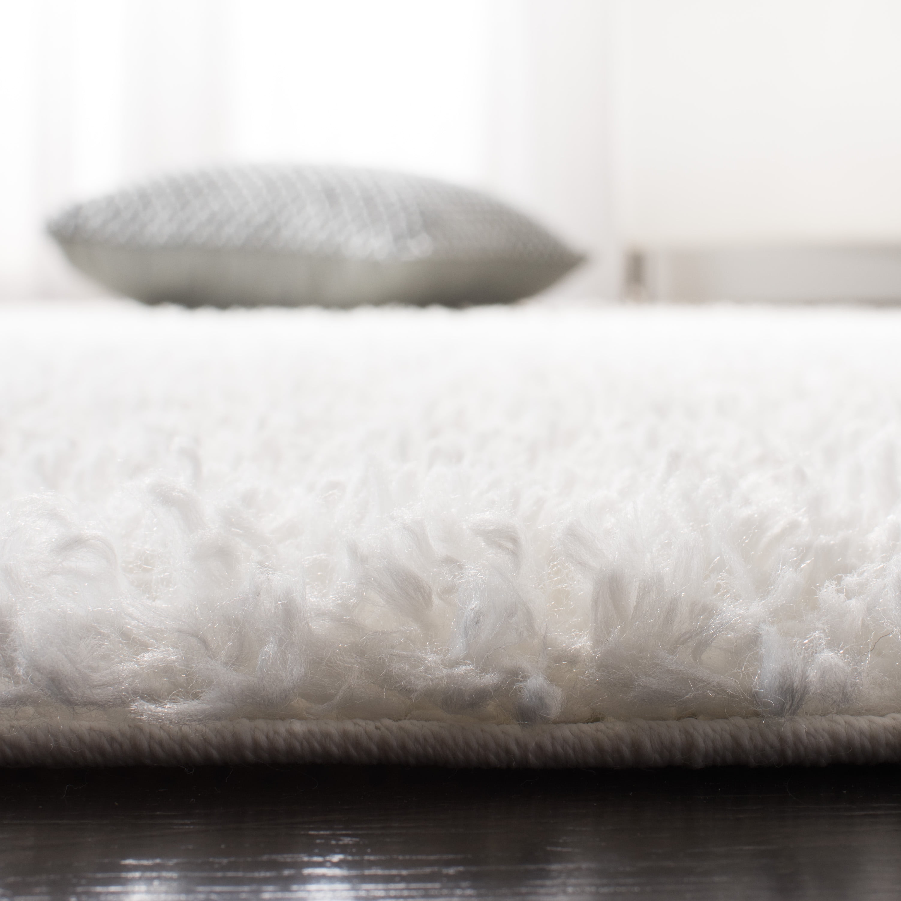 SAFAVIEH August Sophia Solid Shag Area Rug, White, 4' x 6'