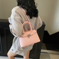 thumbnail image 2 of Bolso de mano versátil con textura de alta calidad para mujer 2025, nuevo bolso de mensajero de estilo coreano simple, moderno y elegante bolso de hombro., 2 of 5