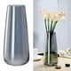 thumbnail image 5 of Jarrón de cristal de 22 cm de alto, ideal para flores, plantas y capullos. Perfecto como regalo para la oficina, el hogar o la mesa del comedor. También es un excelente Gris humo Al. 22 cm, 5 of 7