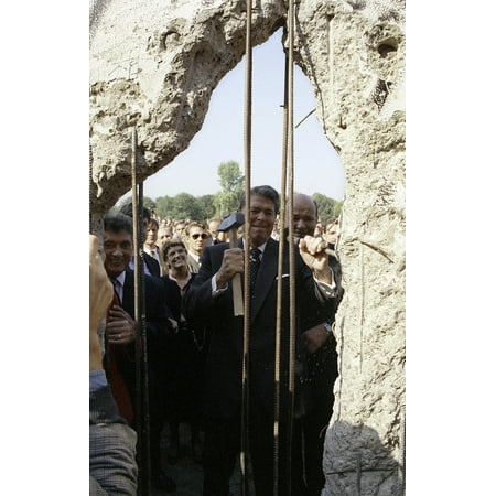 President Ronald Reagan visiting the Berlin Wall near the Brandenburg Gate Photo (Best Places To Visit Near Berlin)