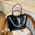 thumbnail image 2 of Bolso de mano sencillo de gran capacidad con textura de alta calidad para mujer, nuevo bolso de hombro versátil para llevar debajo del brazo para el tiempo libre y los desplazamientos 2025, 2 of 4