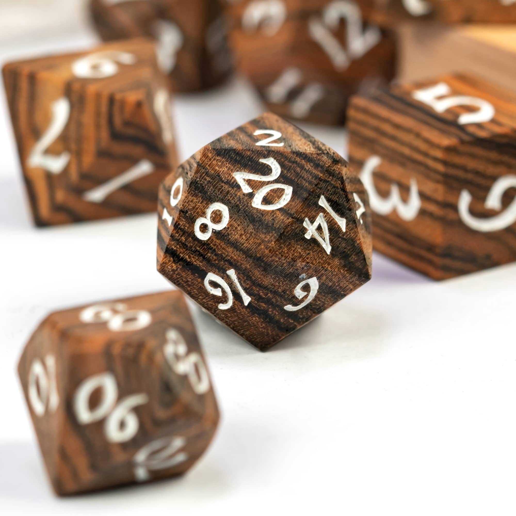 Cusdie 7Pcs/set Wooden DND Dice D&D Wood Dice D4 D6 D8 D10 D% D12 D20 Polyhedral Games Dice Set for Table Games MTG RPG