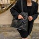 thumbnail image 4 of Bolso Boston Gran Capacidad para Mujer Bandolera Un Hombro Chaqueta Plumas Algodón Espacial Otoño E Invierno 2021, 4 of 9