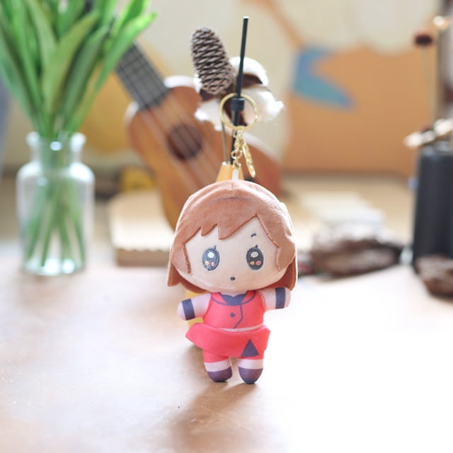 figura de anime hatsune miku kaito meiko luka kagamine rin len de 14 cm, versión kawaii q, muñeco de peluche, llavero, bolsa, colgante, decoración, regalo, juguete — llavero peluche kawaii 14 cm estilo chibi con cabello castaño claro, ojos bordados grandes, vestido rojo con detalles morado, anilla dorada y enganche para bolsa; toma frontal centrada con fondo desenfocado, ideal como adorno para mochila o colección.