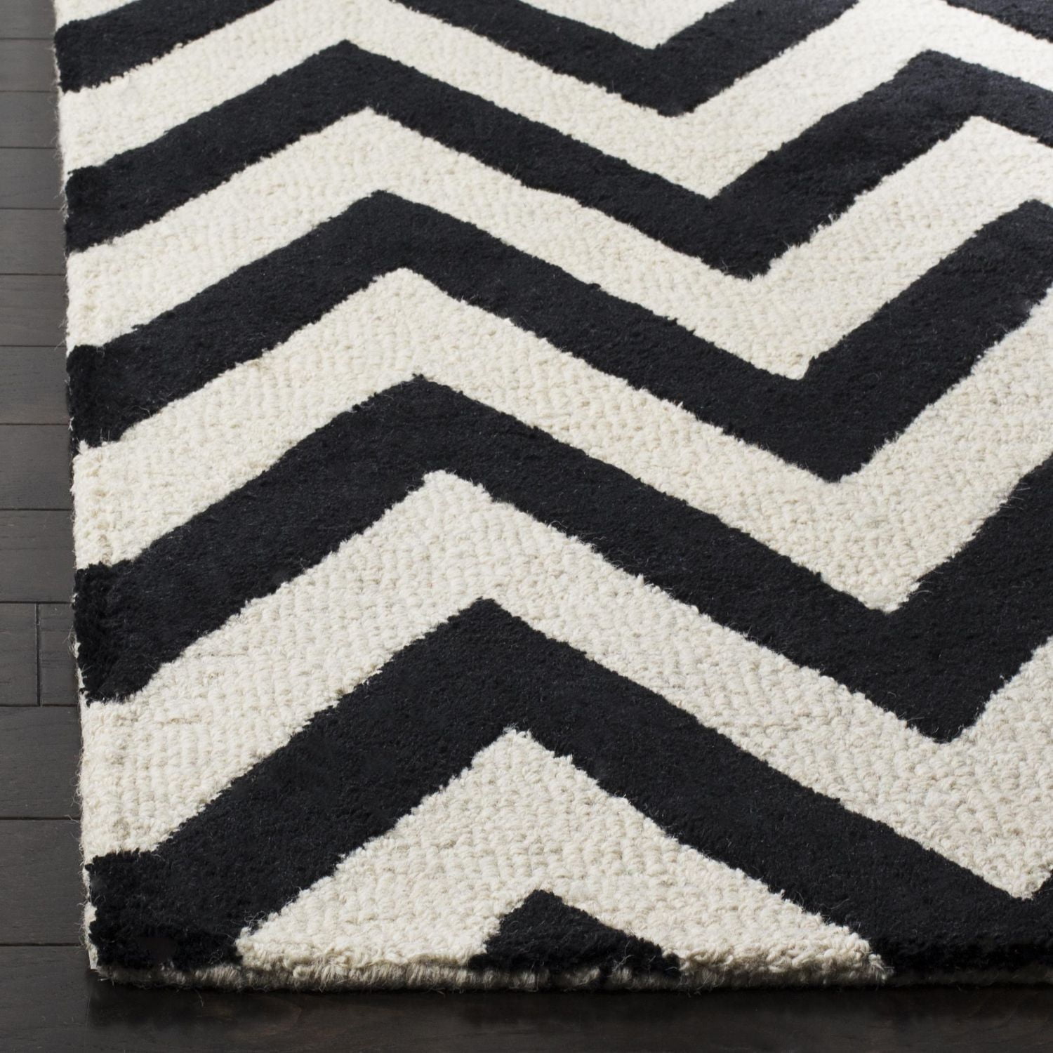 Safavieh Cambridge Kaitlyn Zig Zag Stripes Area Rug
